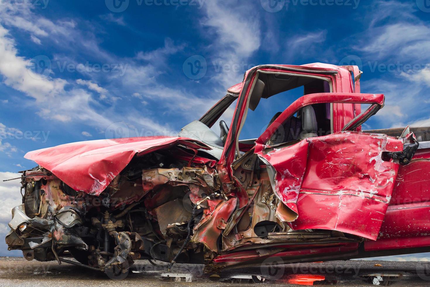 coche rojo destrozado. foto