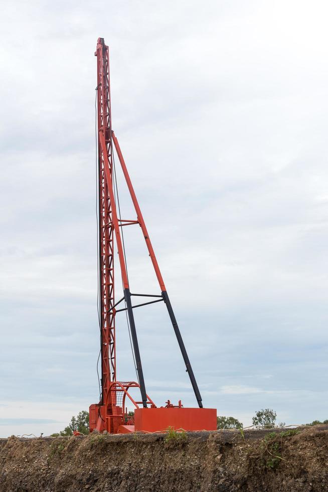 reparación de carreteras de grúas naranjas. foto