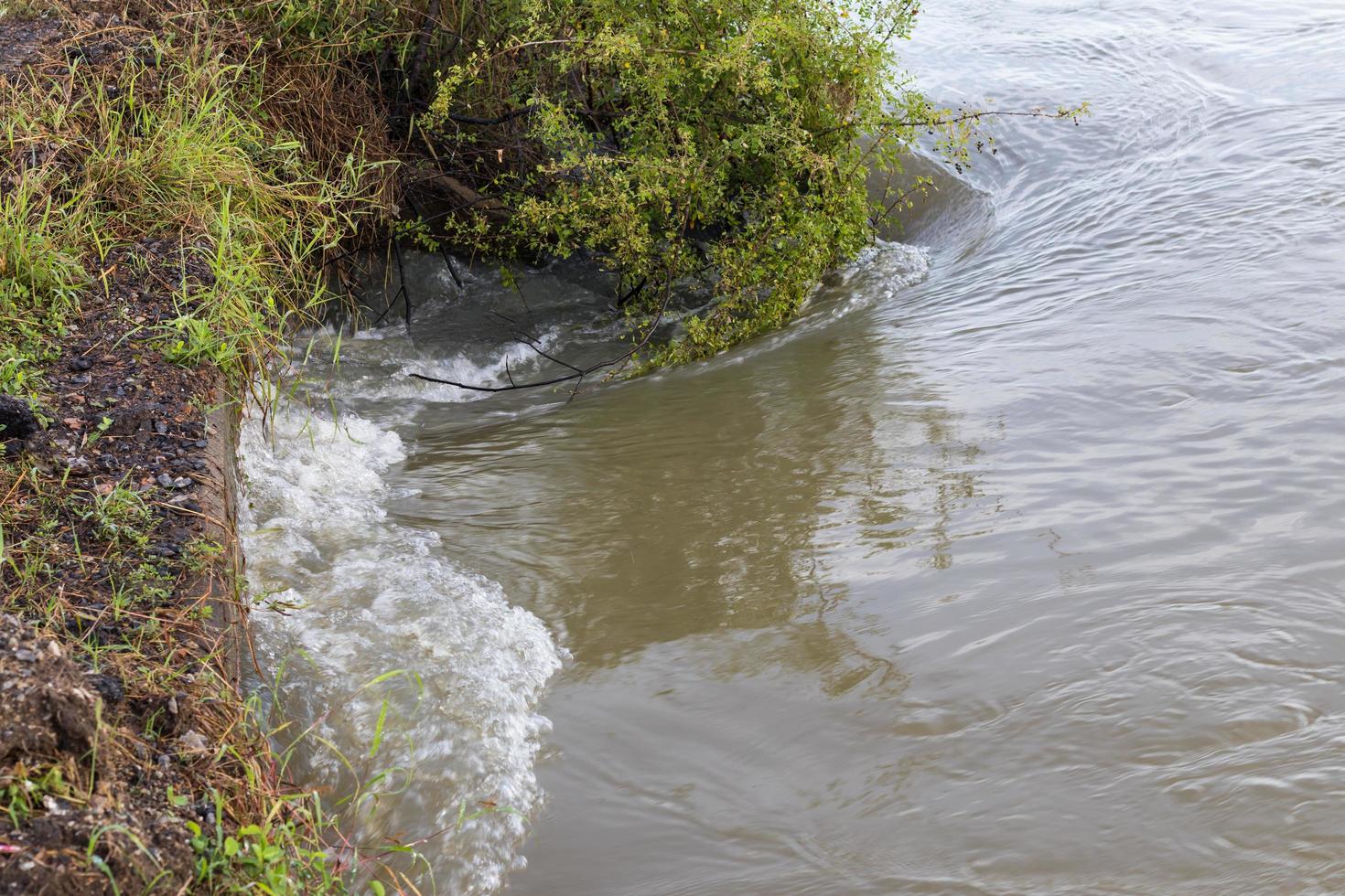 las mareas fluyen debajo del puente. foto