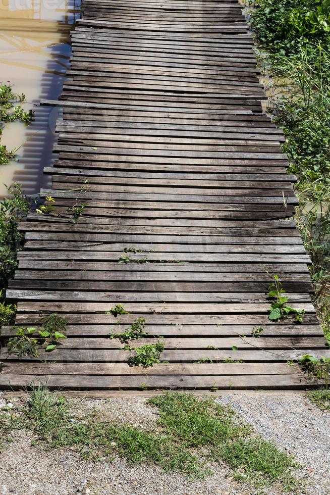 viejo puente de madera con jacinto de agua. foto