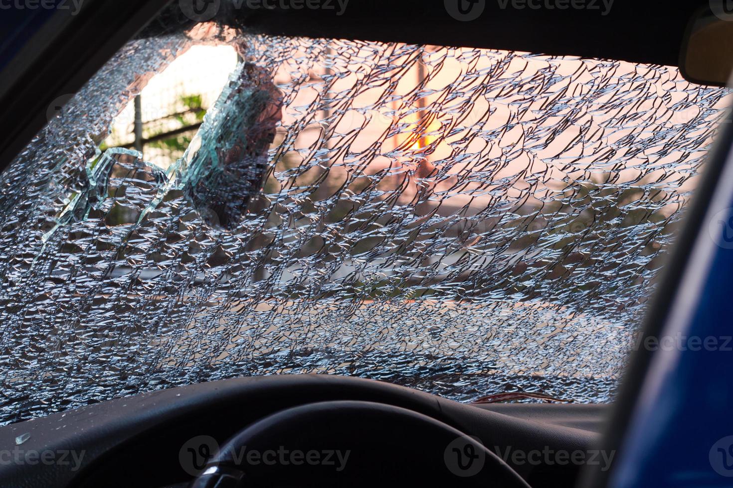 grietas en el parabrisas del coche. foto