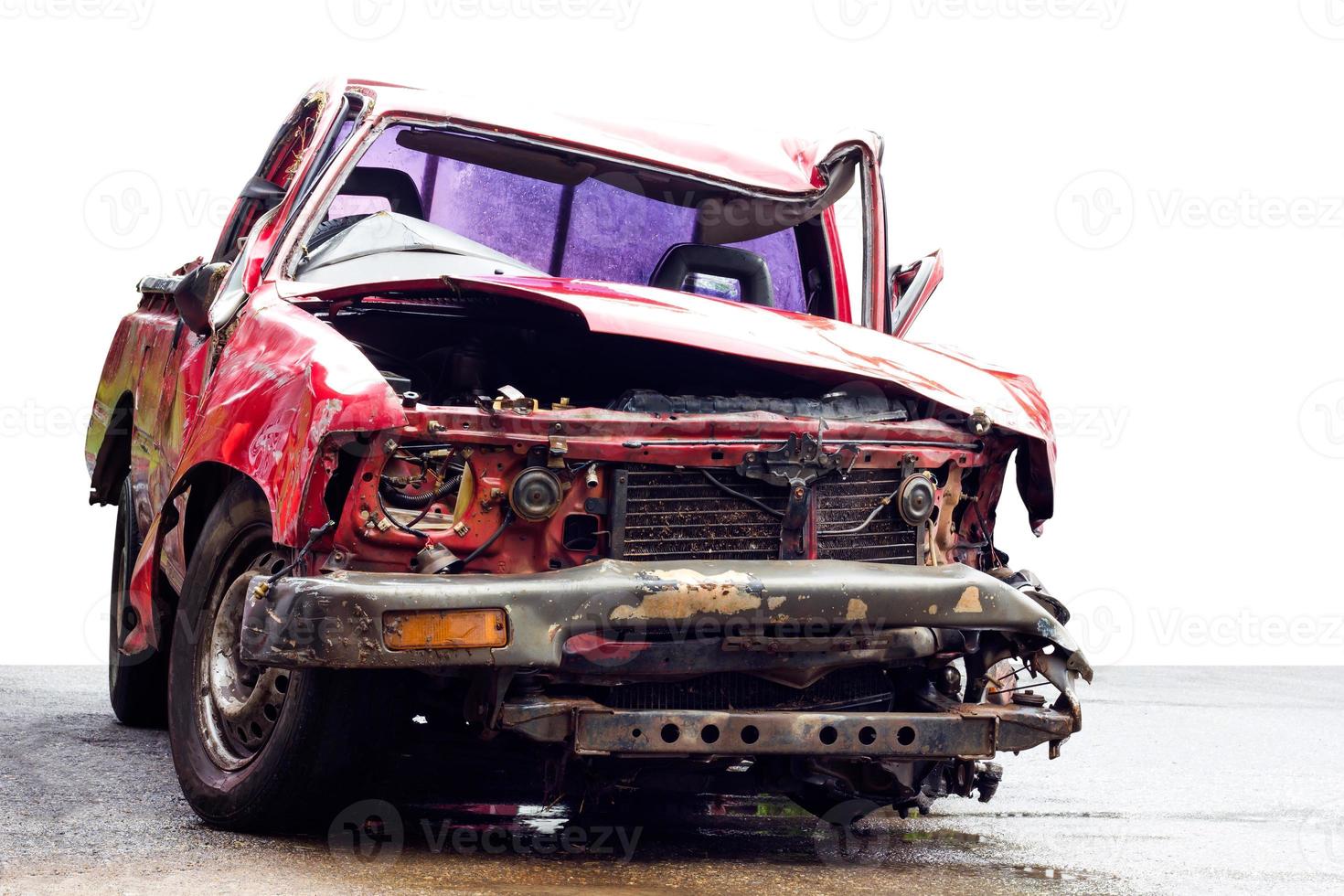 aislar la parte delantera del coche rojo demolido. foto