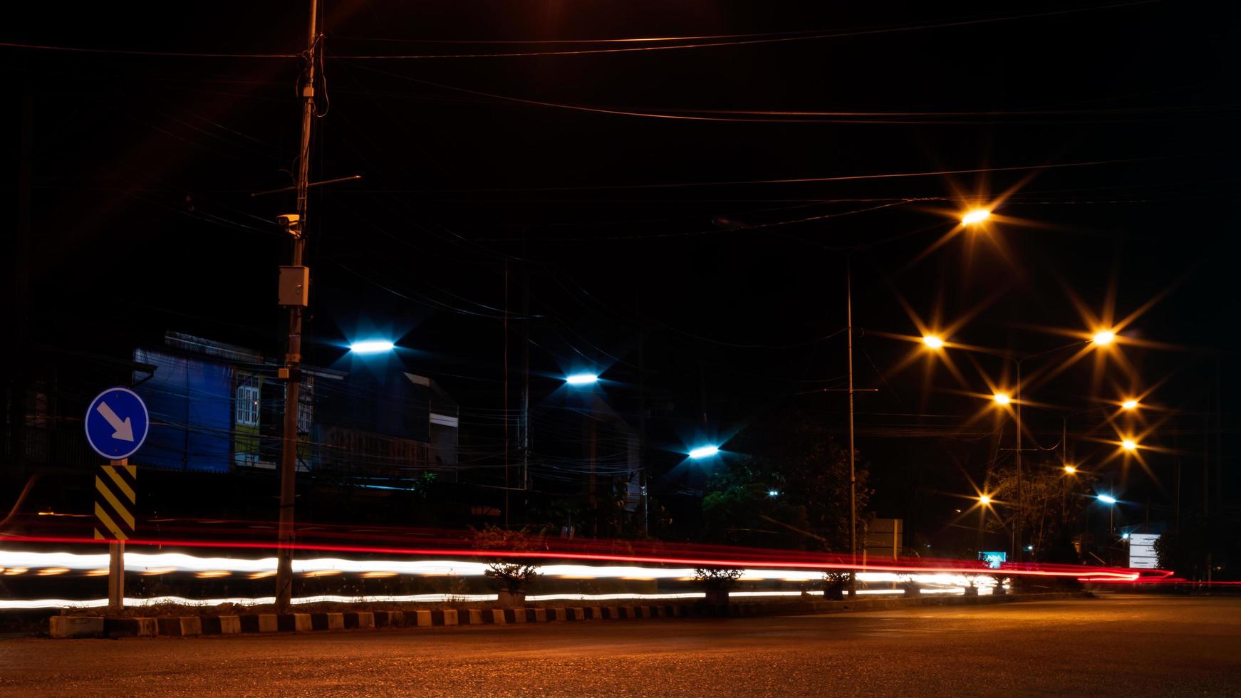 faros de coche y farolas nocturnas. foto