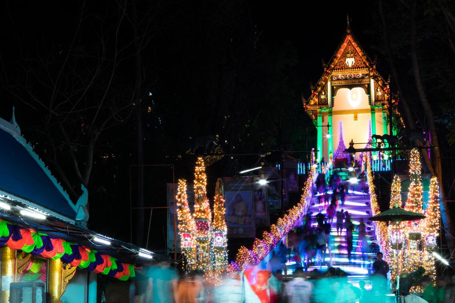 luces del templo budista con gente por la noche. foto