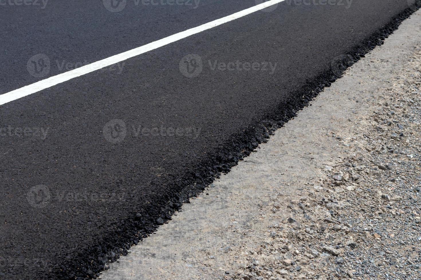 superficie de la carretera asfaltada sobre grava de hormigón. foto