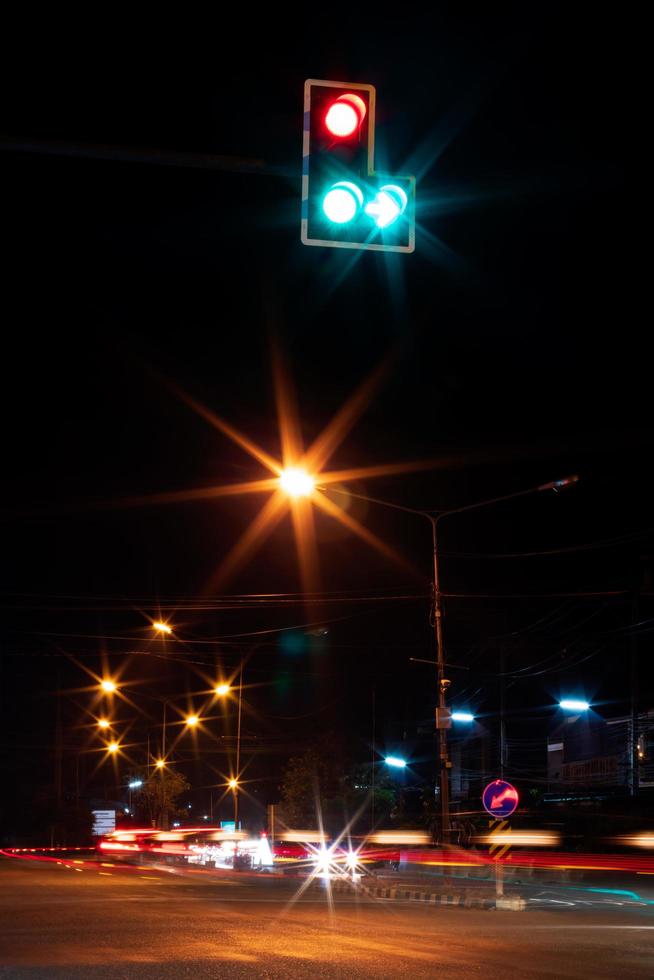 luz verde - luz roja para encender lámparas en las calles por la noche. foto
