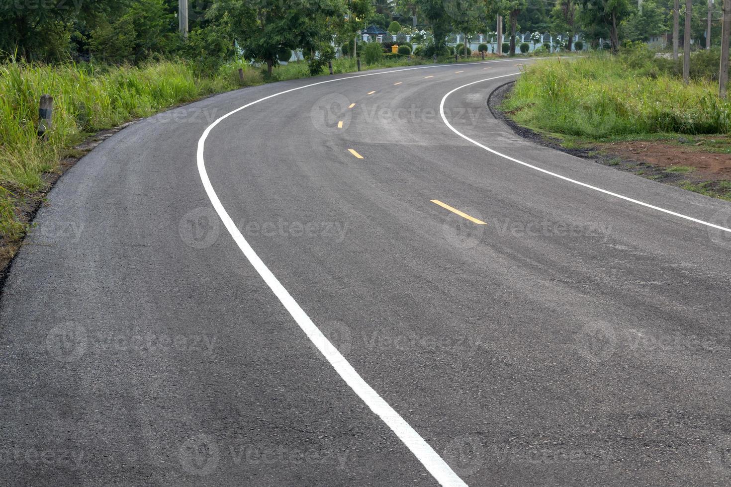 superficie de la carretera curva, que es nuevo pavimentado. foto