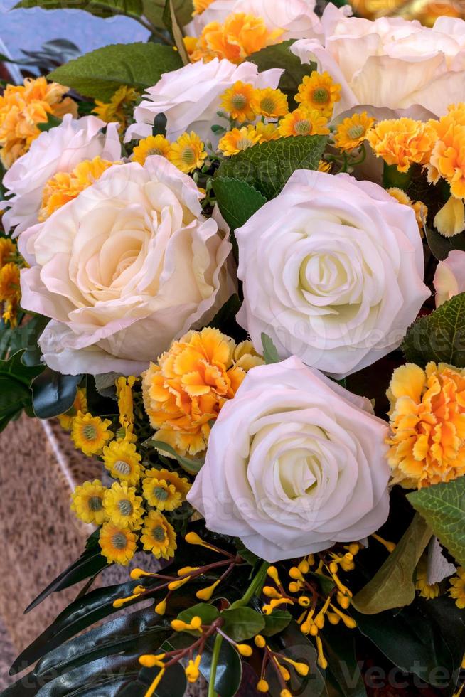primer plano de falso ramo de rosas blancas y amarillas. 7556791 Foto de  stock en Vecteezy