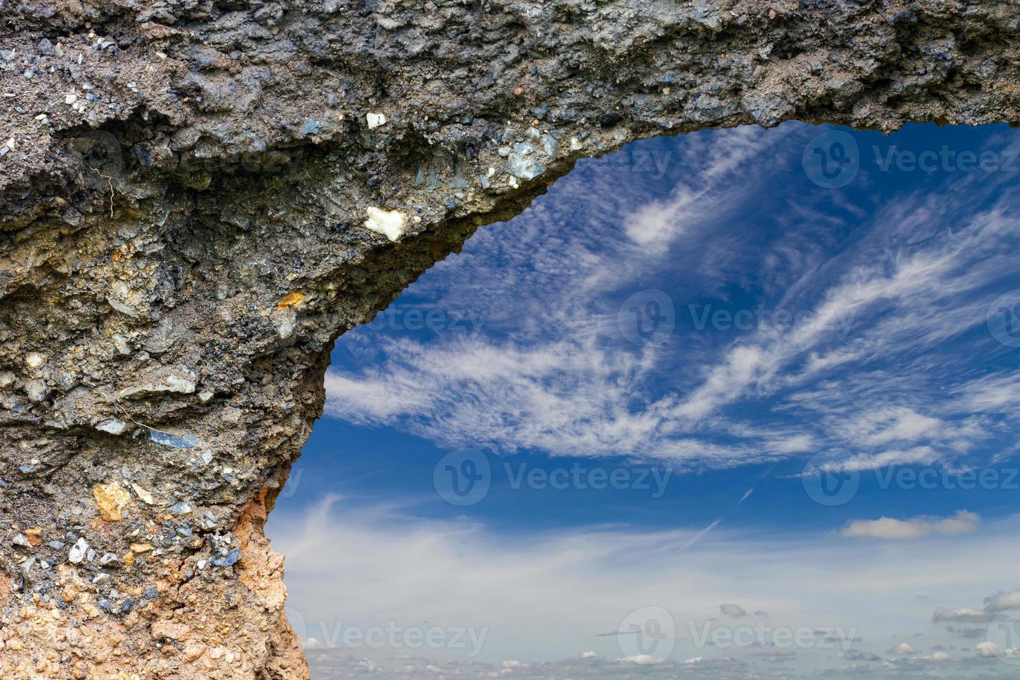 agujeros bajo el camino erosionado con nubes de cielos. foto