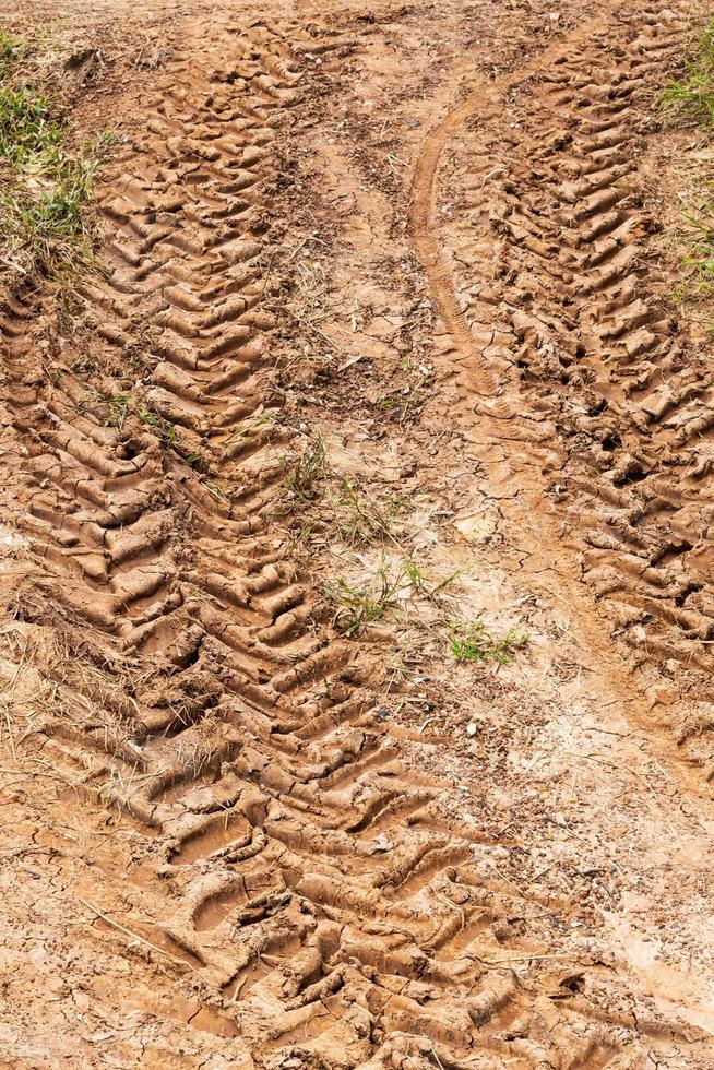 Huellas de neumáticos en barro de tierra. foto