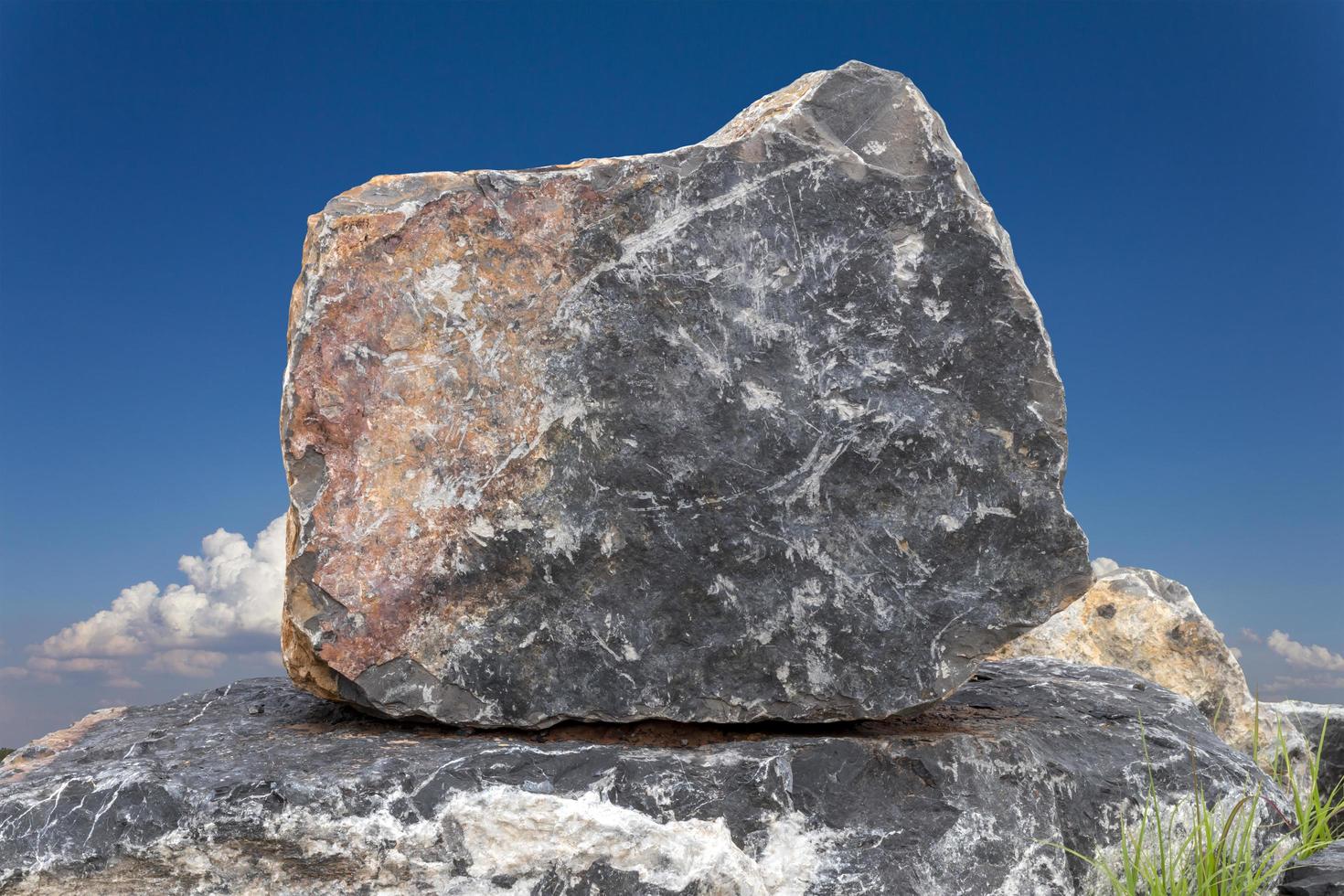 un gran granito con nubes de cielo como telón de fondo. foto