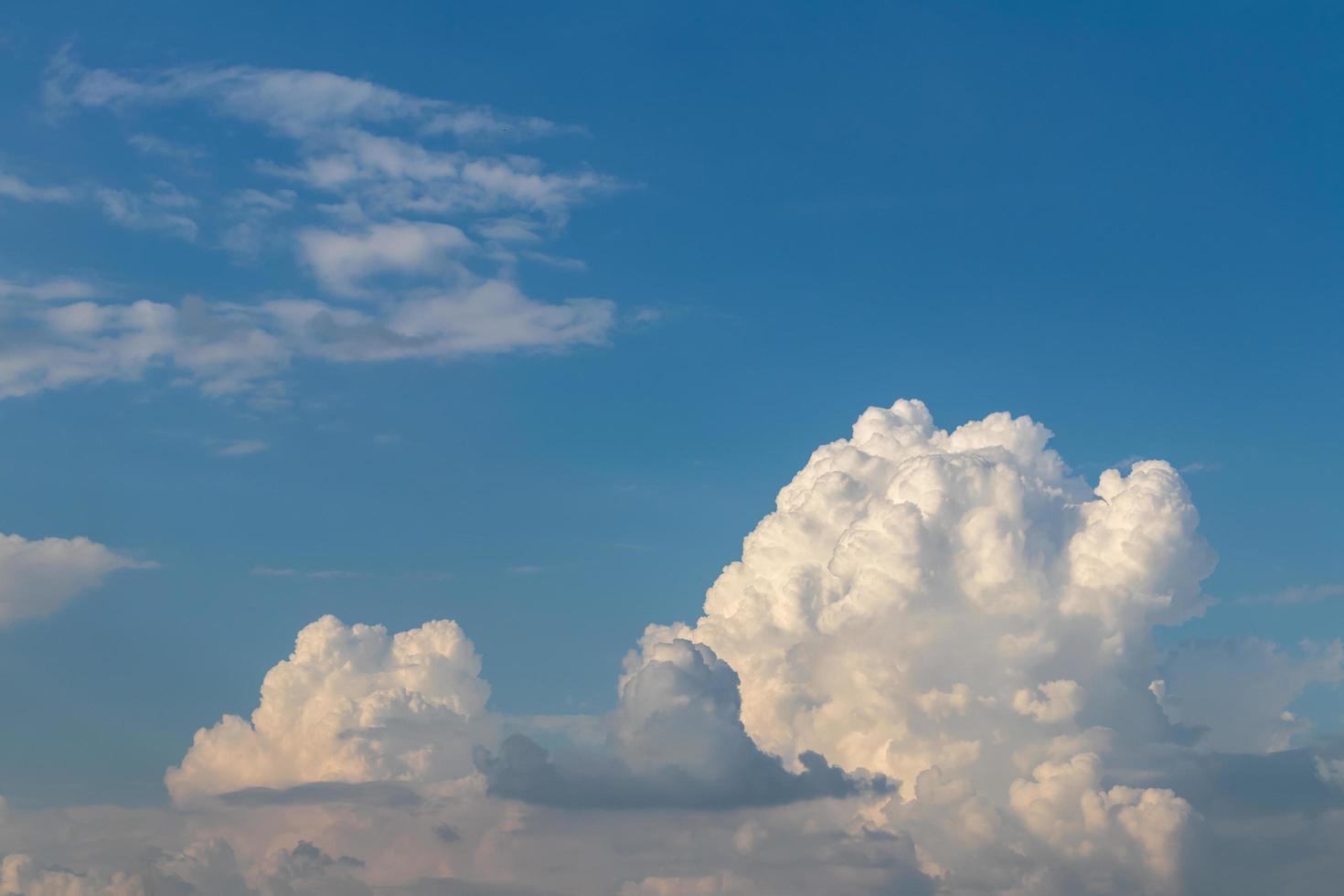 paisaje de cielo azul con nubes blancas y nublado. foto