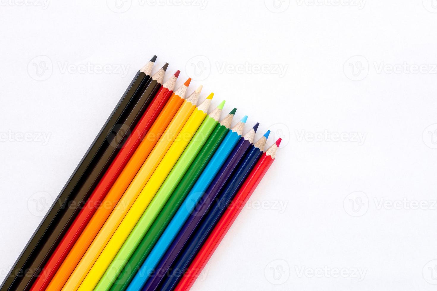 muchos lápices de colores aislados colocados en papel blanco. foto
