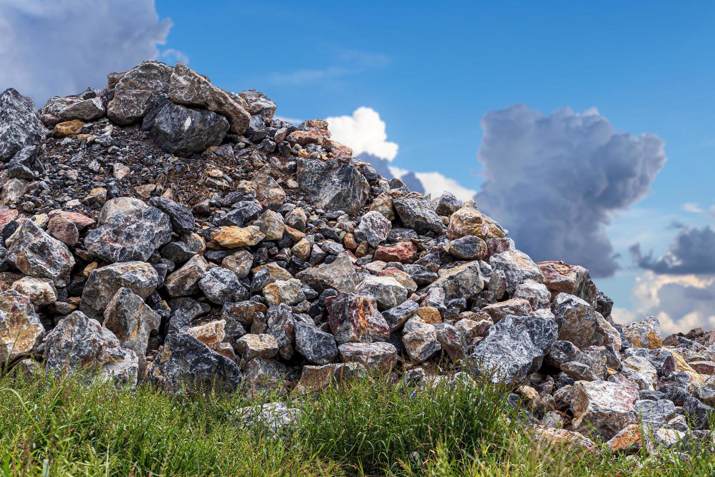 vista de montones de granito y nubes de cielo. foto