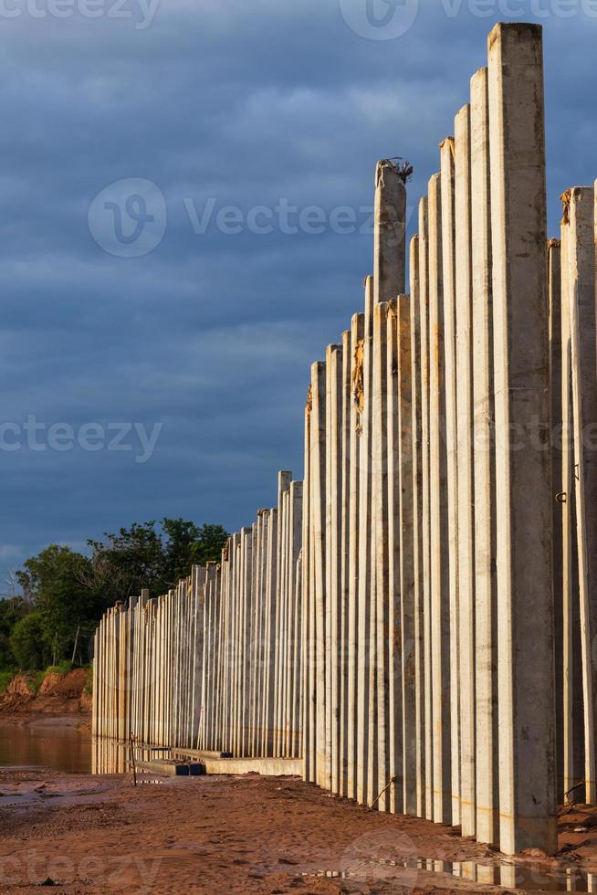 muchas columnas de hormigón evitan que la orilla del río se erosione. foto