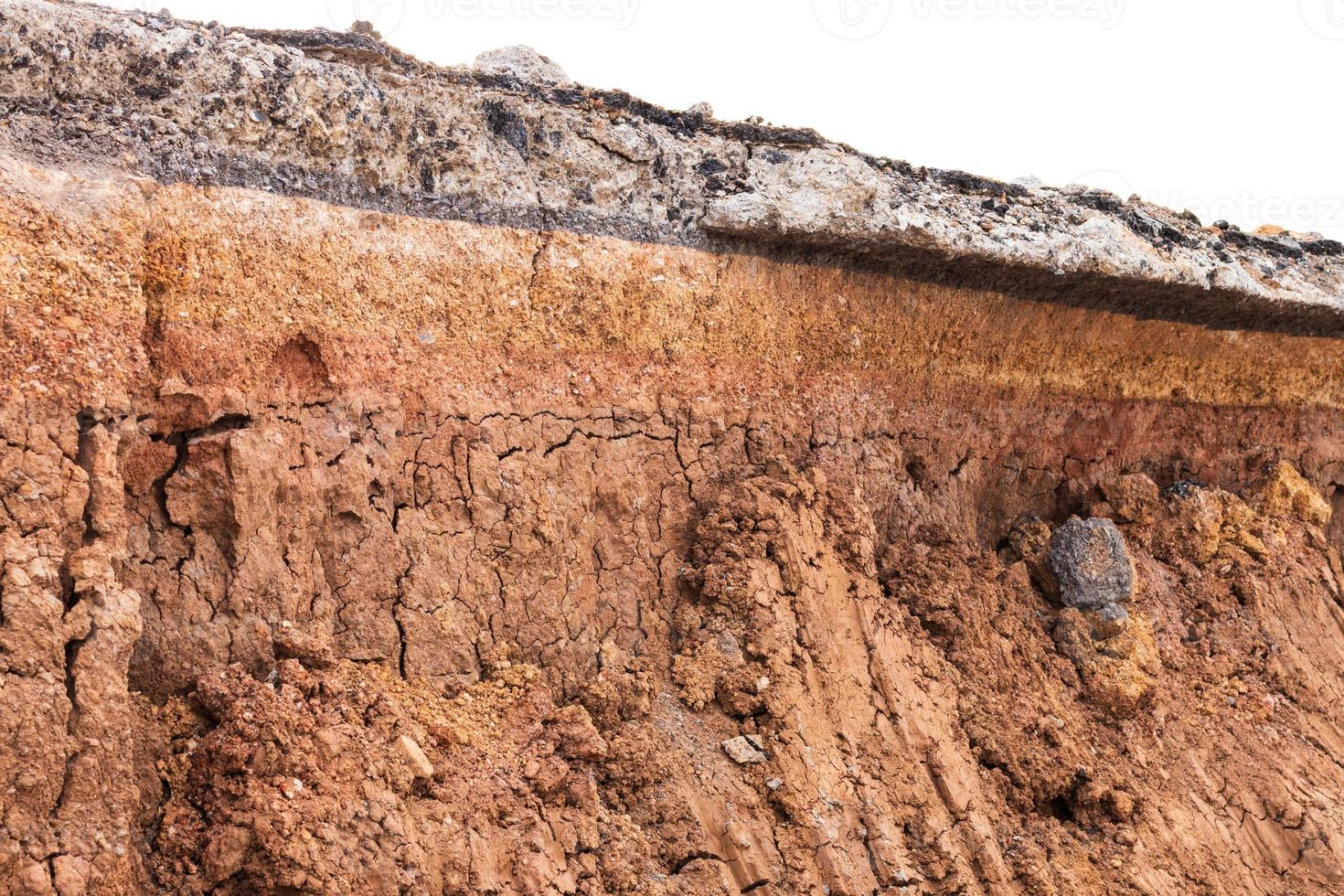 primer plano del suelo de tierra bajo la carretera pavimentada. foto