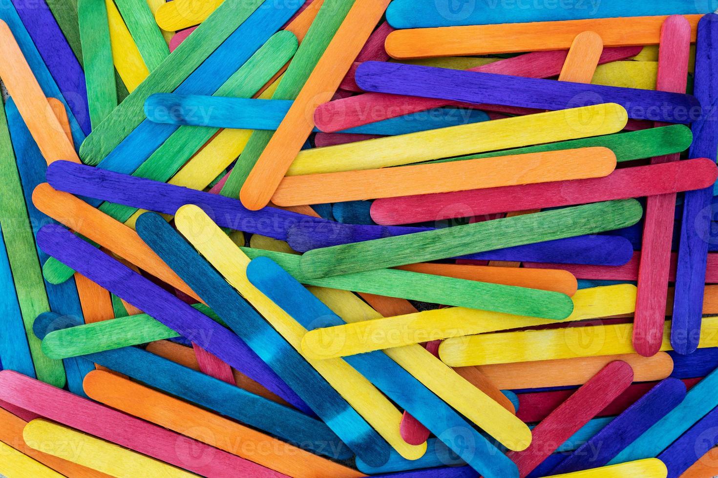 palitos de helado de varios colores se apilan uno encima del otro. foto