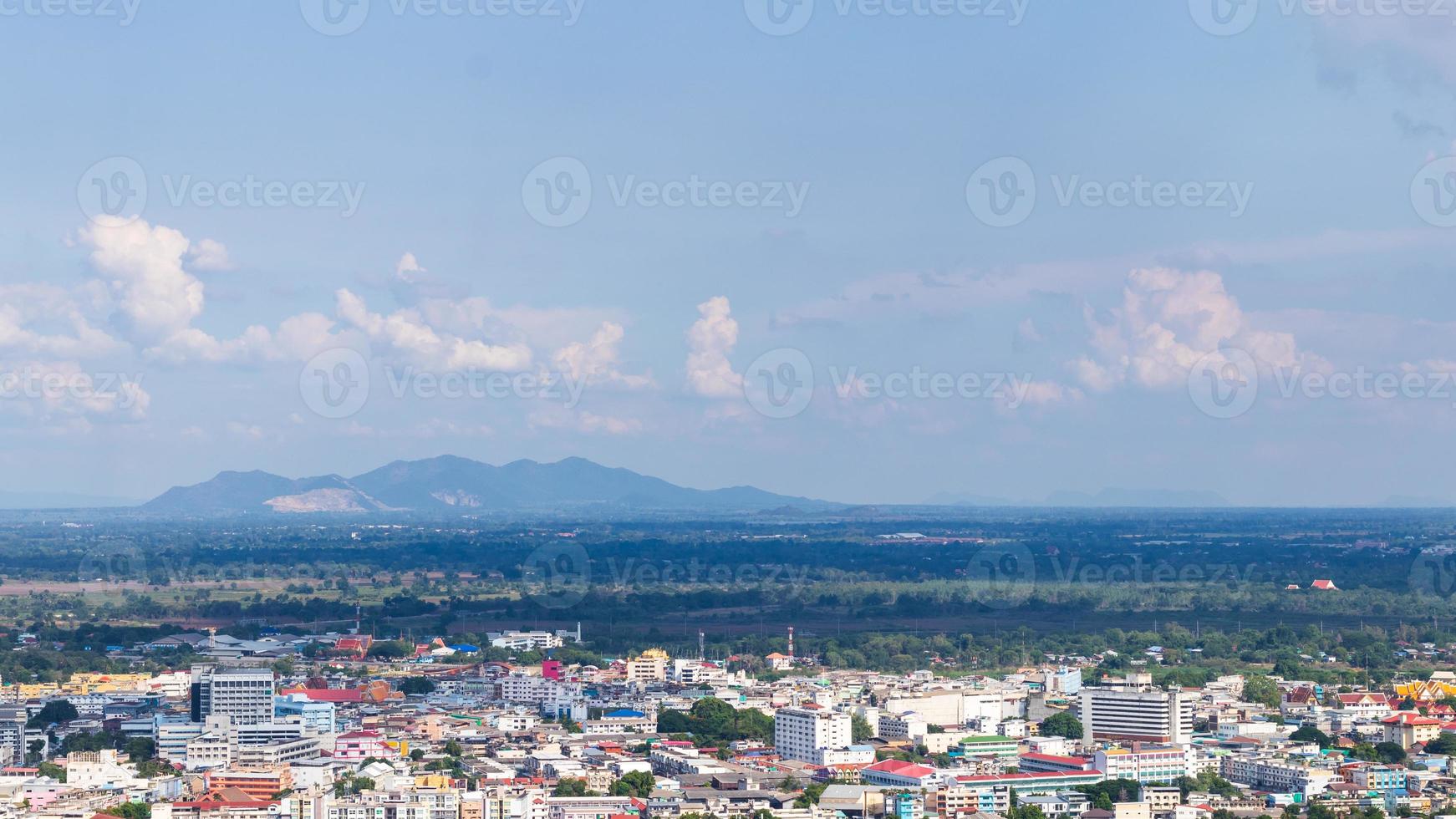 vista desde arriba, edificios con montañas y pantanos. foto