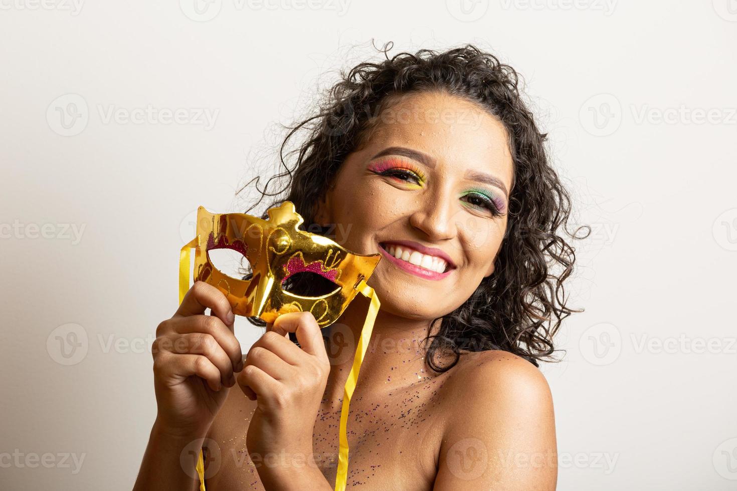 carnaval brasileño. mujer joven disfrazada disfrutando de la fiesta de carnaval. foto