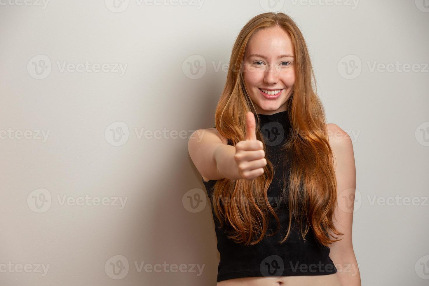 foto de primer plano de una dama bastante astuta levantando el pulgar hacia arriba expresando acuerdo usar camisa casual a cuadros aislado fondo blanco. chica pelirroja bueno.