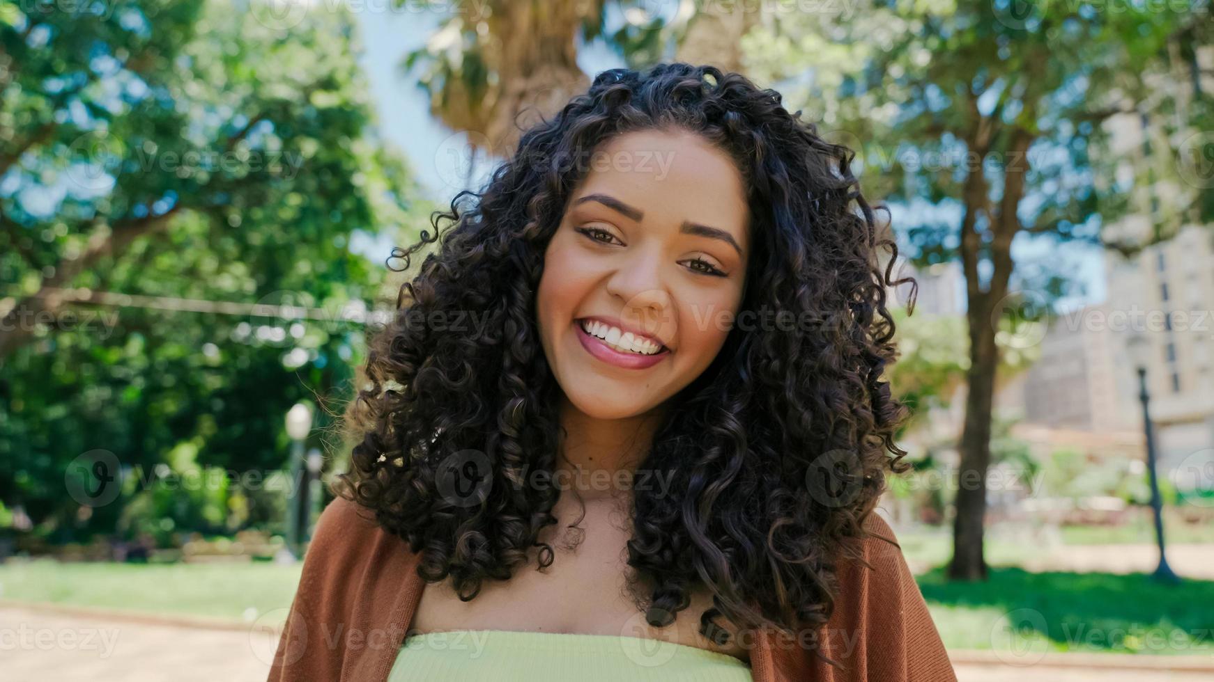 mujer latina joven sonriente. alegría, positivo y amor. hermosa chica brasileña. foto