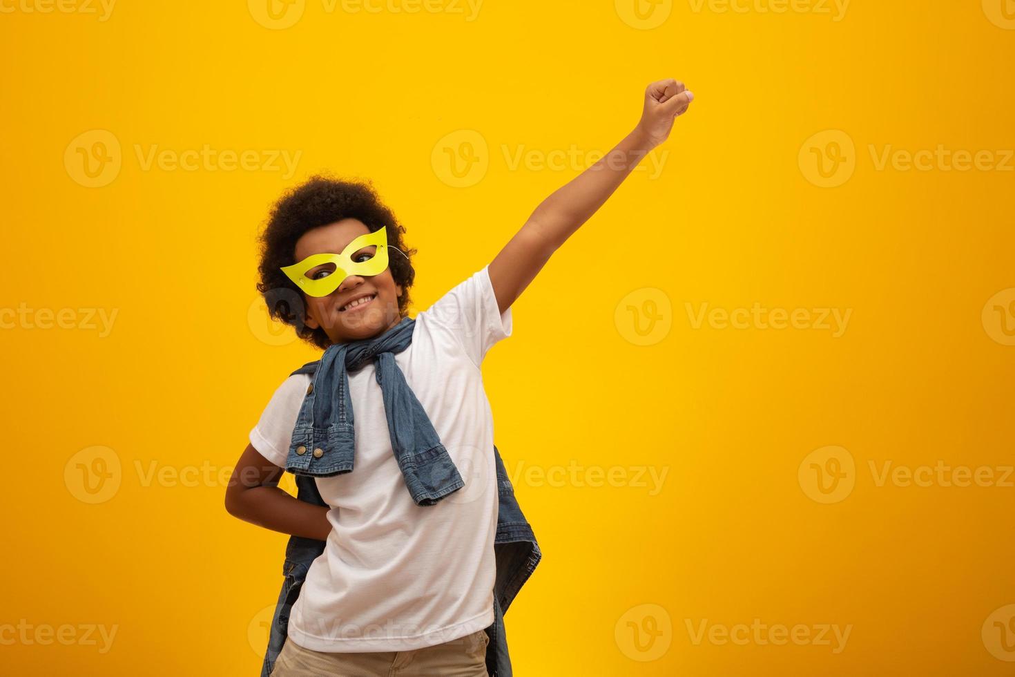 retrato de un joven mestizo vestido de superhéroe. bebé negro disfrazado de superhéroe. el concepto de ganador y éxito. foto