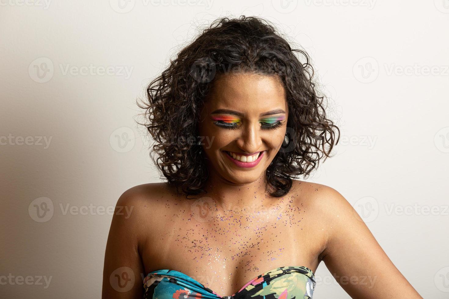 chica modelo de moda de belleza con cabello rizado y maquillaje colorido. mujer afro sonriendo foto