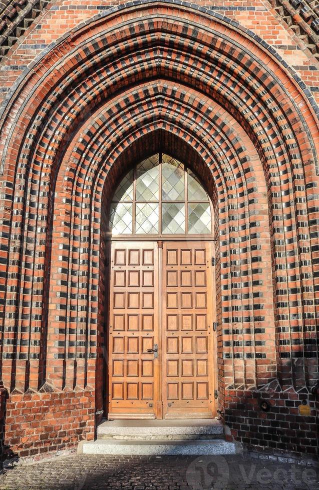 viejas paredes y ventanas del edificio de la iglesia religiosa desgastada y envejecida foto