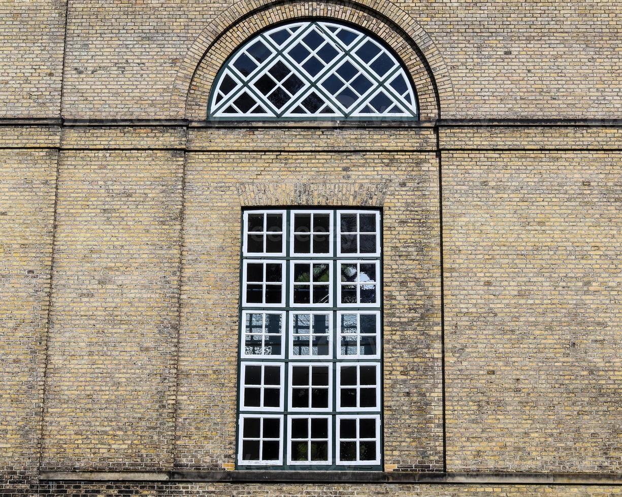 viejas paredes y ventanas del edificio de la iglesia religiosa desgastada y envejecida foto