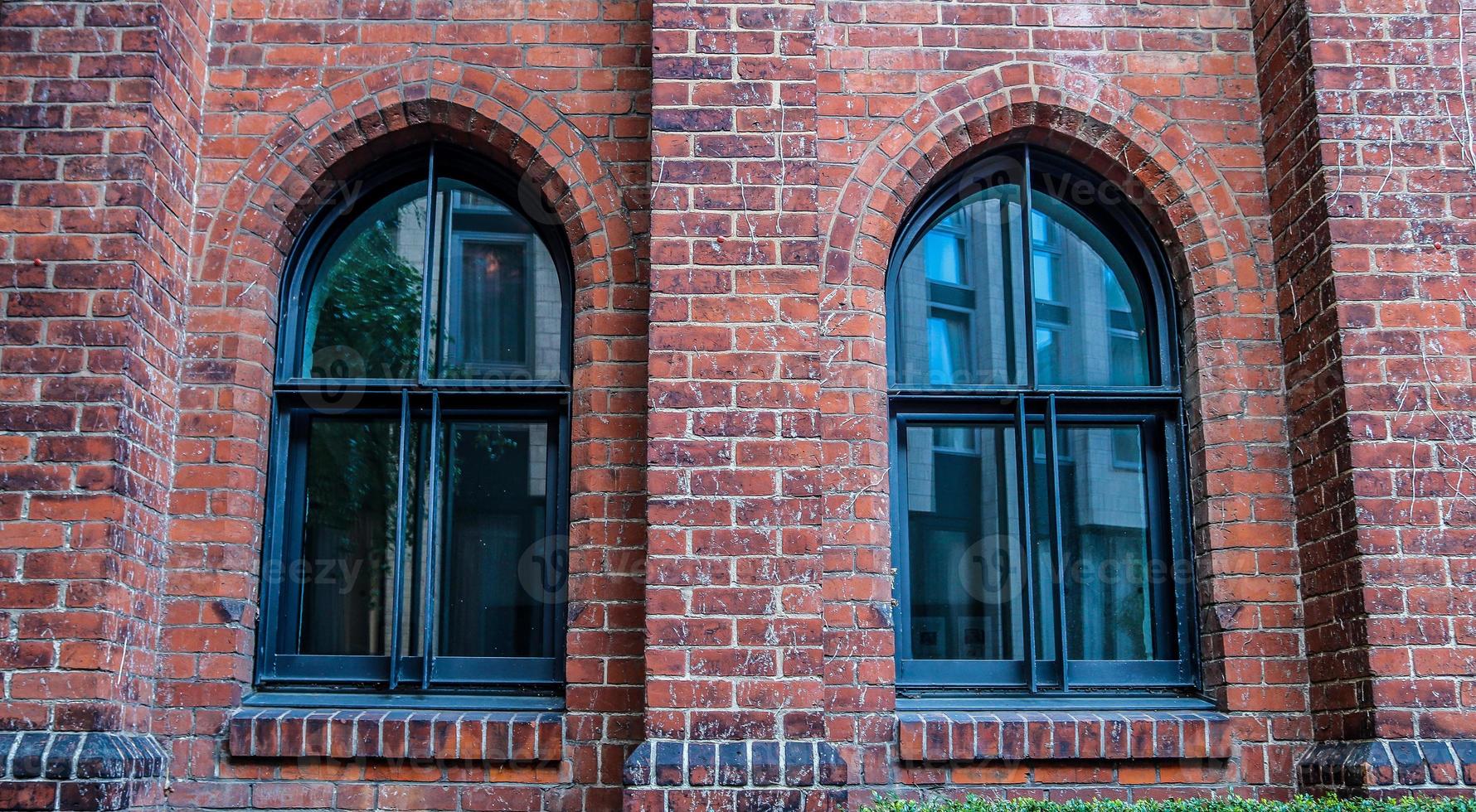 viejas paredes y ventanas del edificio de la iglesia religiosa desgastada y envejecida foto