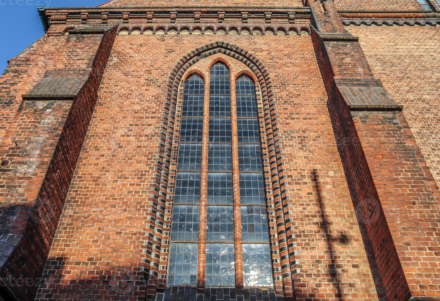 viejas paredes y ventanas del edificio de la iglesia religiosa desgastada y envejecida foto