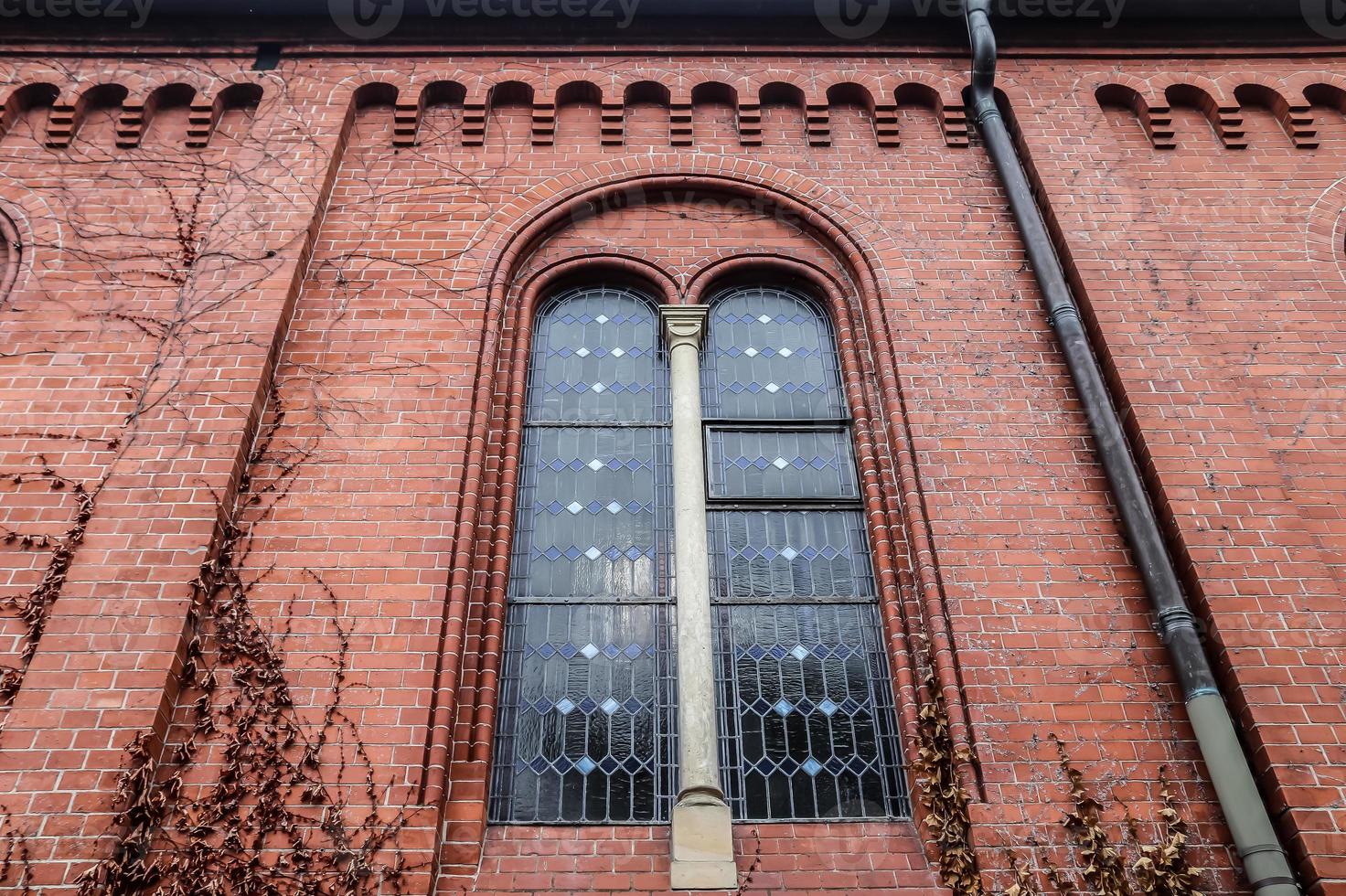 viejas paredes y ventanas del edificio de la iglesia religiosa desgastada y envejecida foto