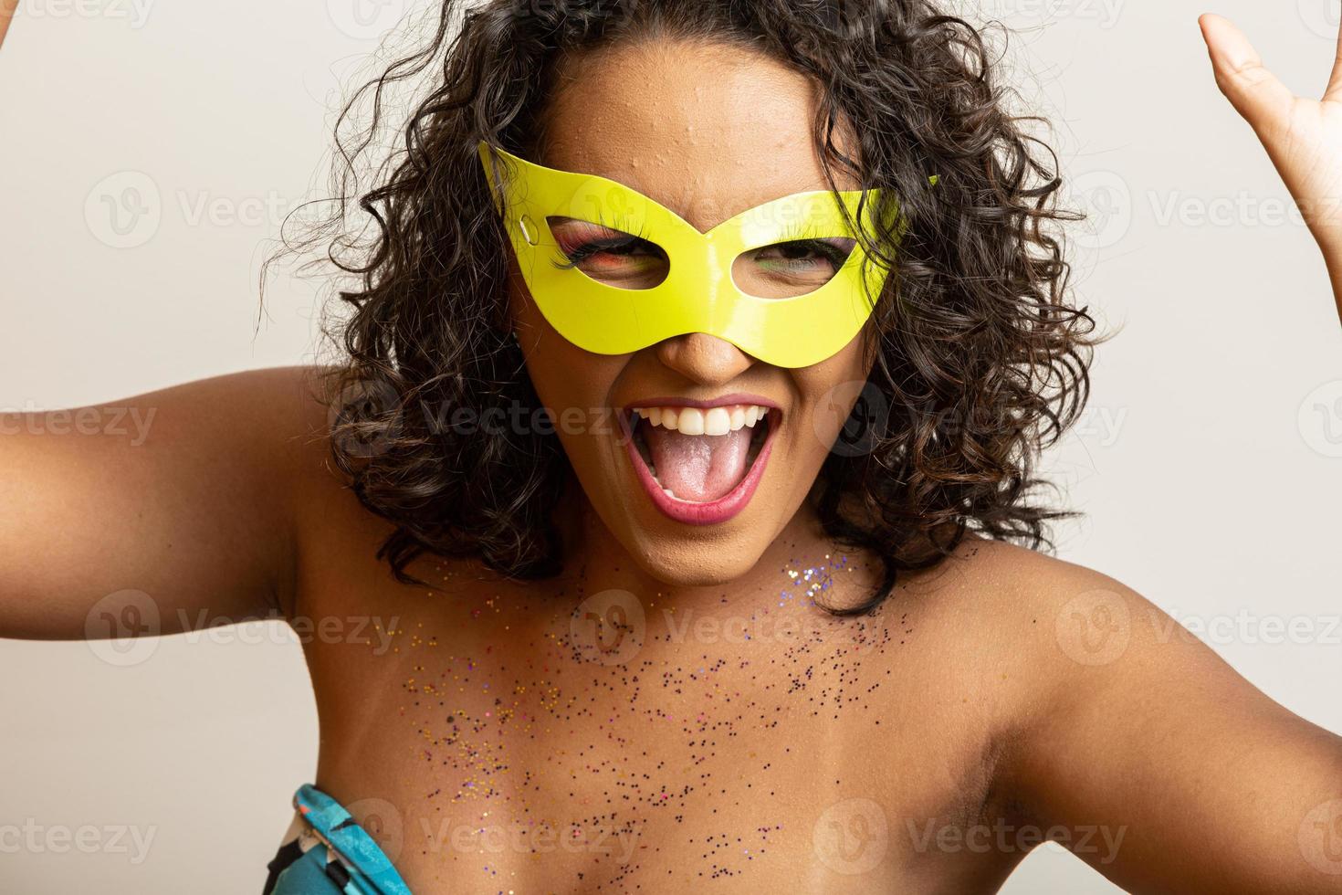 carnaval brasileño. mujer joven disfrazada disfrutando de la fiesta de carnaval. foto