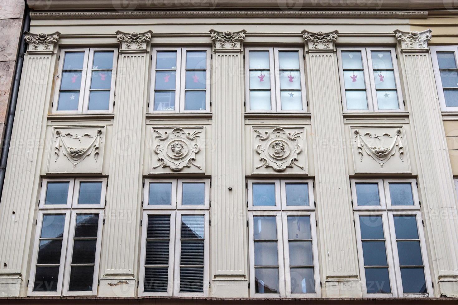 hermosa arquitectura antigua de fachadas encontradas en la pequeña ciudad flensburg foto