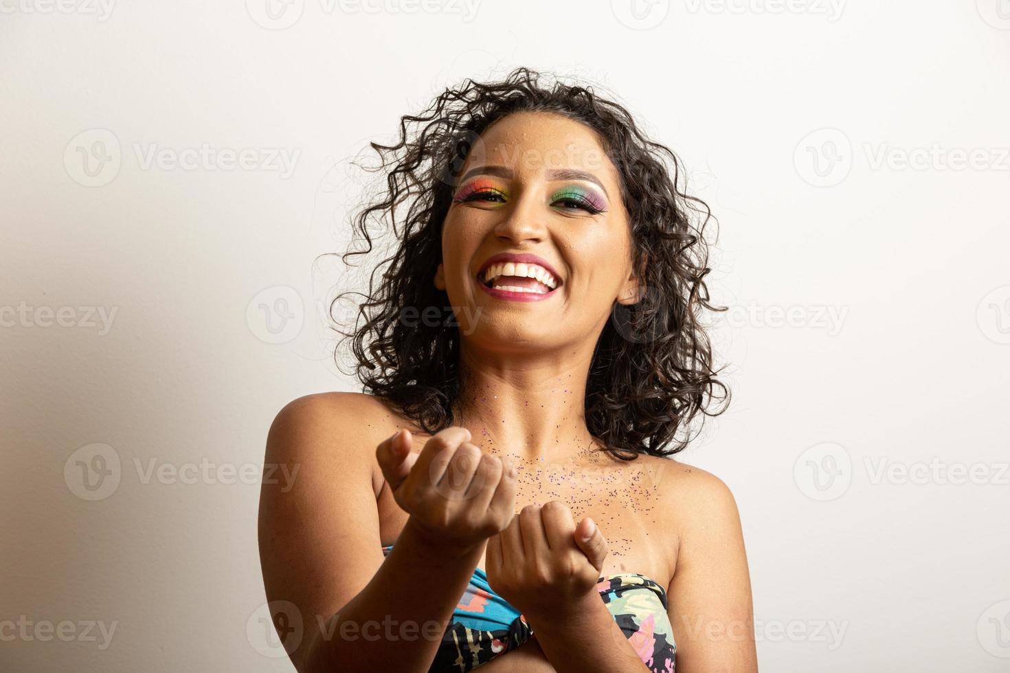 carnaval brasileño. mujer joven disfrazada disfrutando de la fiesta de carnaval. foto