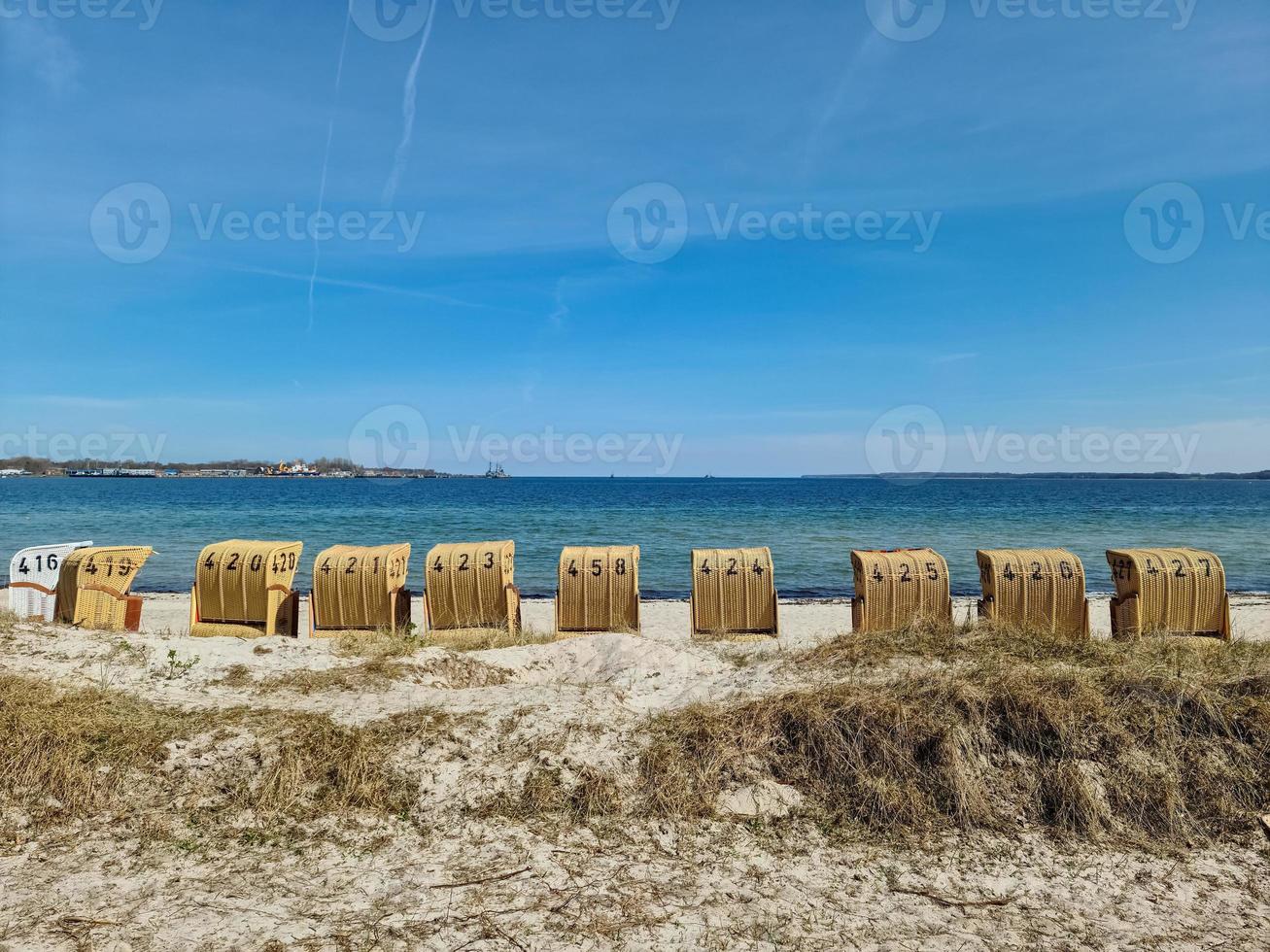 sillas de playa en un día soleado de verano en la playa del mar Báltico. foto