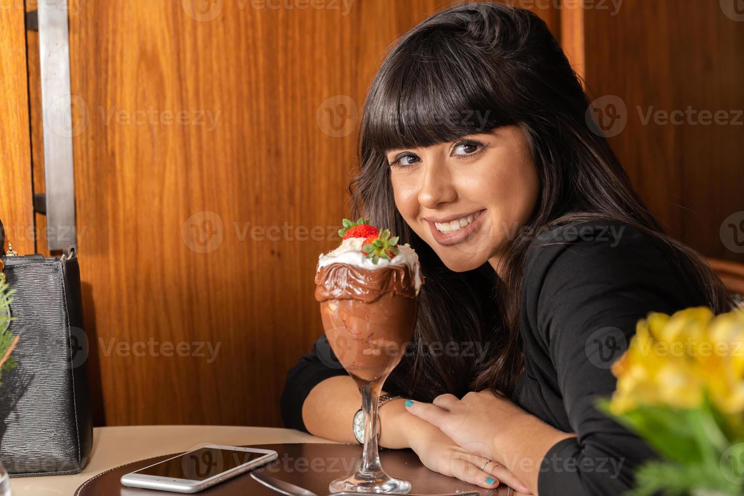 helado blanco mezcla fresa con altas calorías, puede hacerte gordo, enfoque suave, borroso. delicioso helado de vainilla o chocolate con fresa. foto