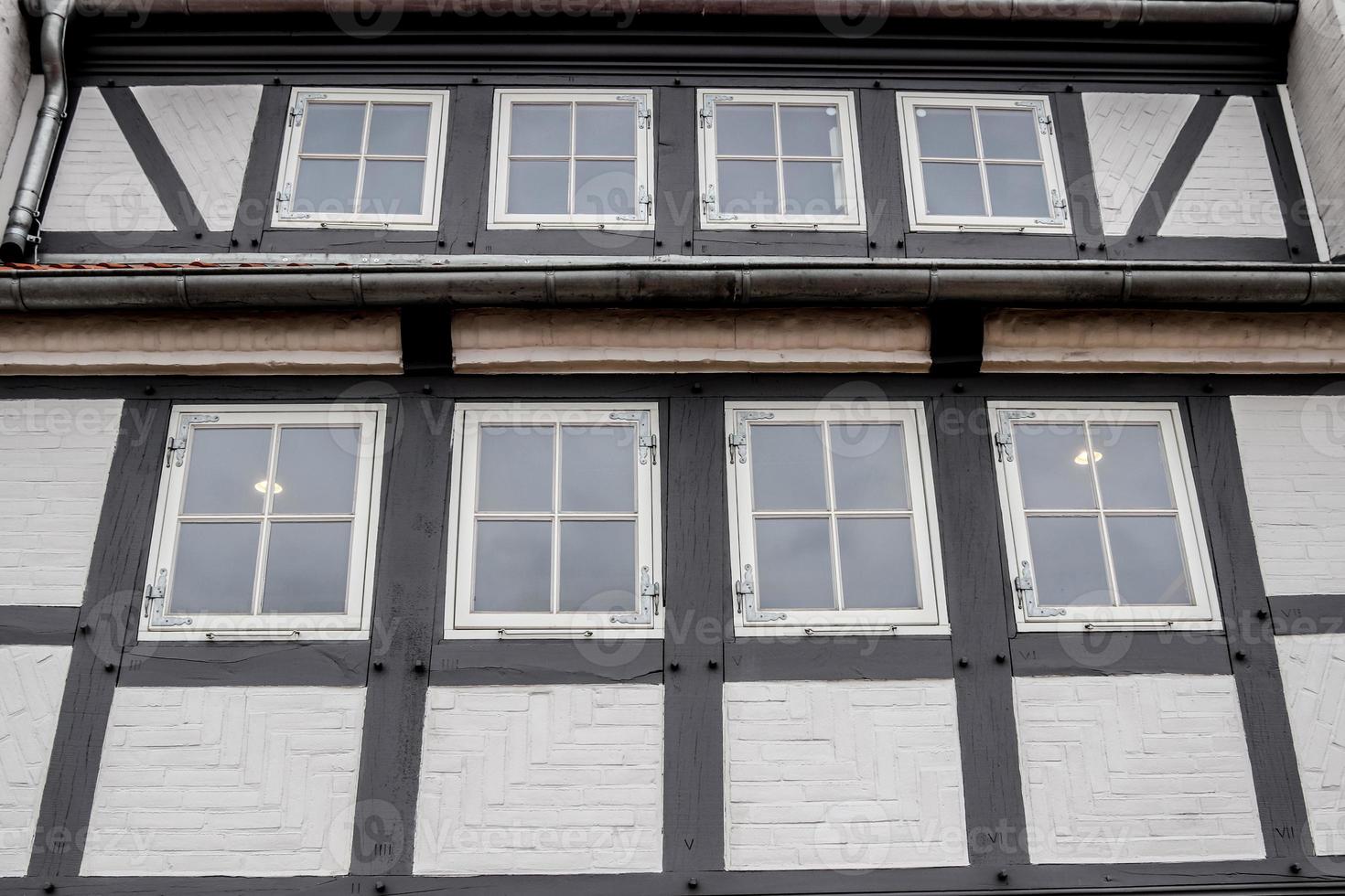 hermosa arquitectura antigua de fachadas encontradas en la pequeña ciudad flensburg foto