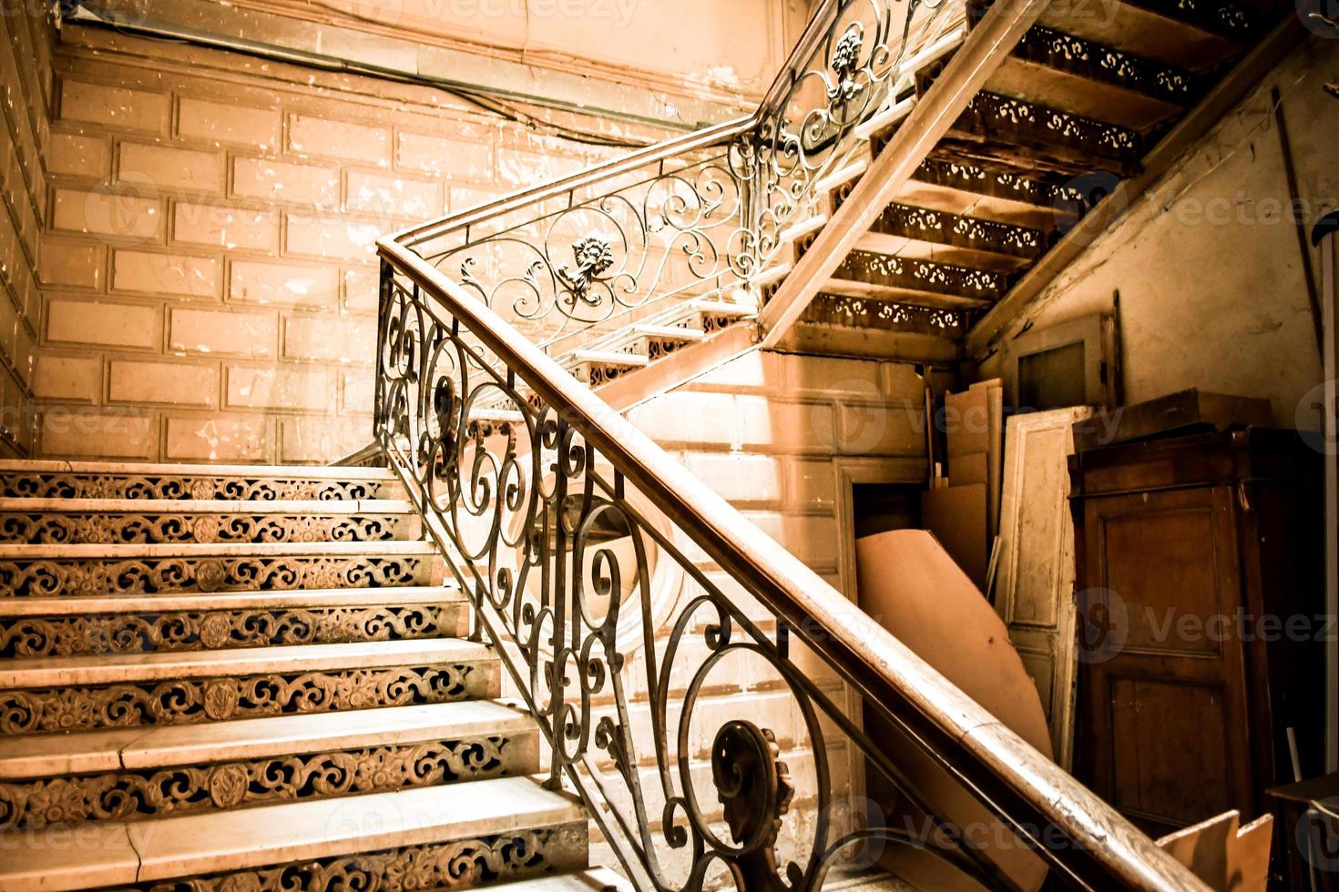 antigua escalera elegante en el distrito de sololaki del casco antiguo en tbilisi, georgia capital. arquitectura de casas tradicionales y gemas escondidas en el cáucaso foto