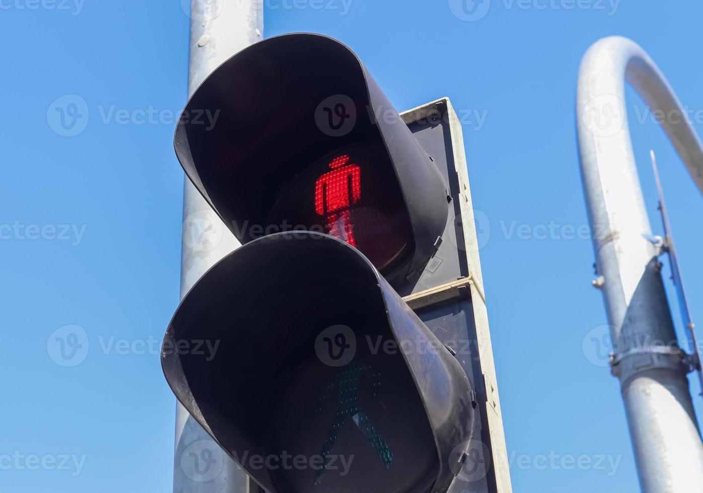 semáforos verdes y rojos para peatones y bicicletas foto