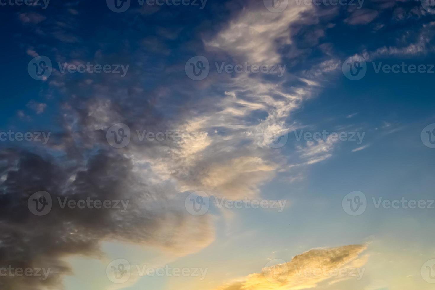 hermoso panorama de nubes naranjas y amarillas al amanecer foto