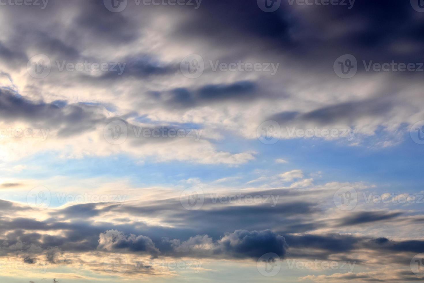 hermoso panorama de nubes naranjas y amarillas al amanecer foto