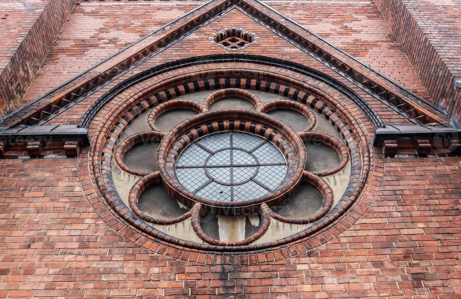 viejas paredes y ventanas del edificio de la iglesia religiosa desgastada y envejecida foto