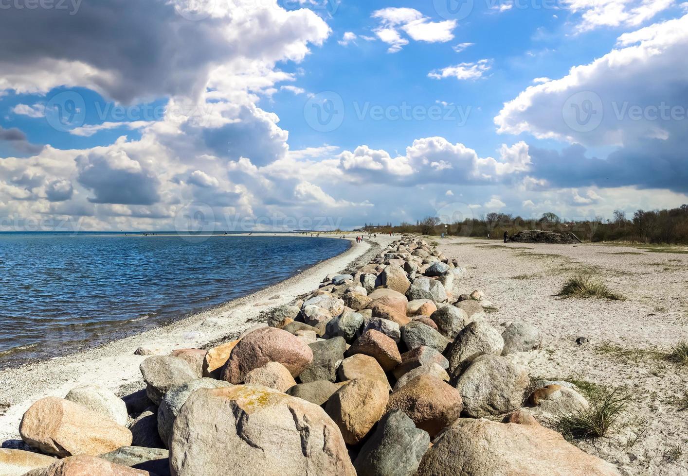 hermosas playas en el mar báltico en un día soleado en el norte de alemania. foto