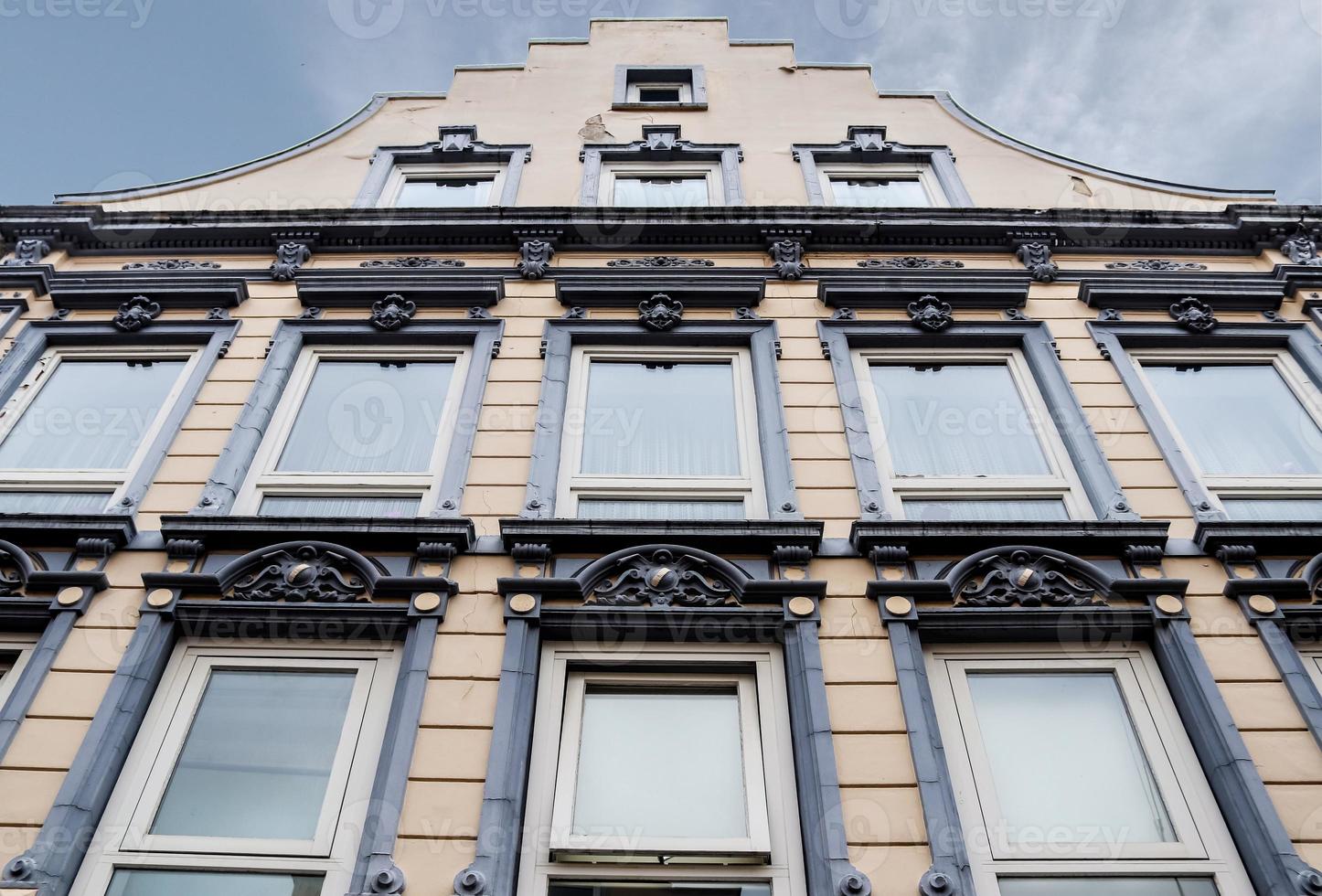 hermosa arquitectura antigua de fachadas encontradas en la pequeña ciudad flensburg foto