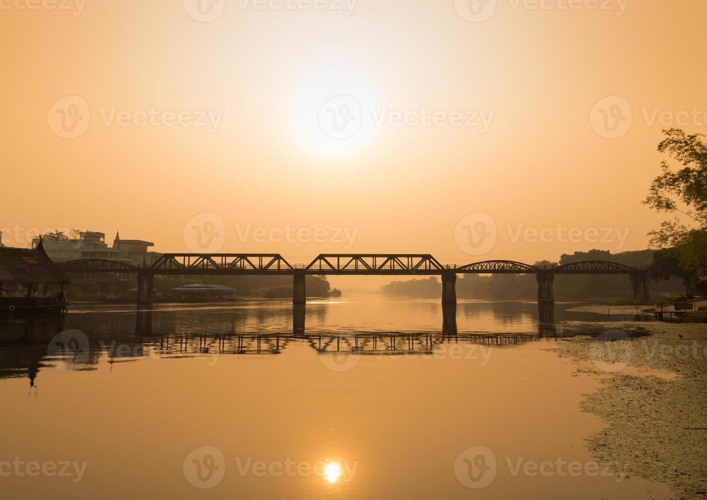 vista natural del puente ferroviario sobre el río kwai foto