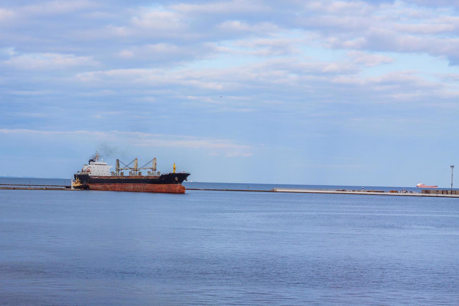 bulck ship and cranes photo