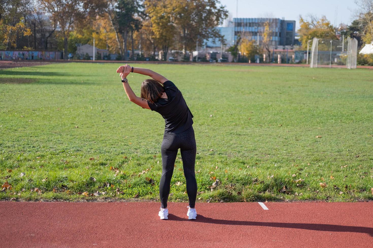 joven corredora entrenando en verano al aire libre en el studium foto