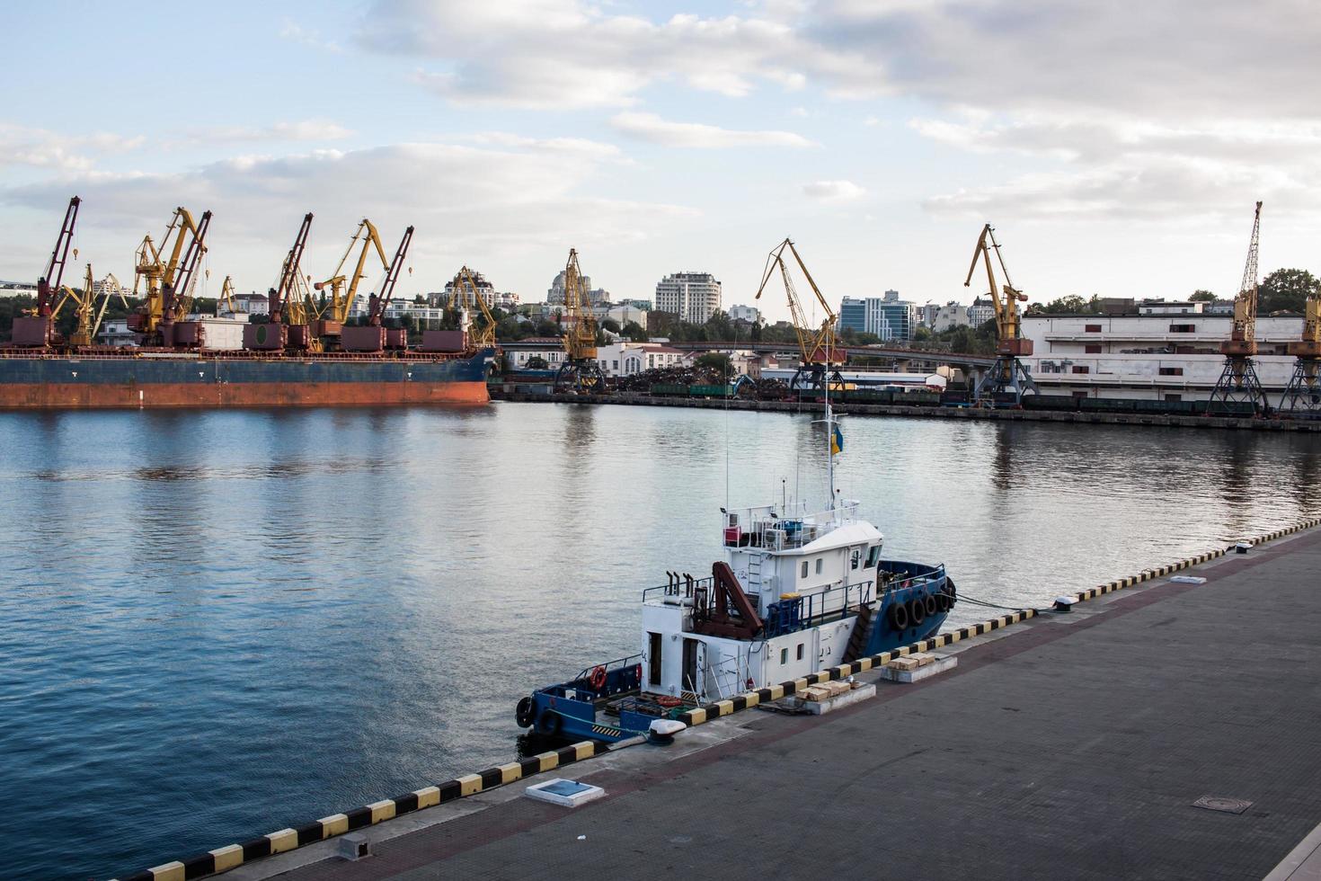 paisaje del puerto de mar con barco de remolque foto