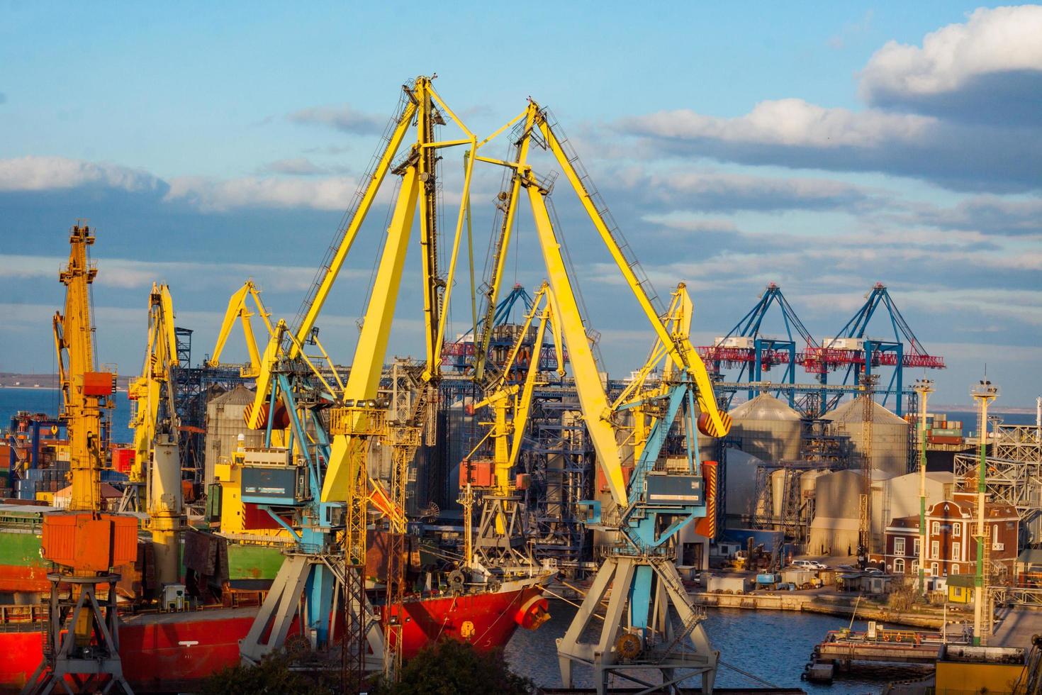 gran terminal de carga en puerto marítimo foto